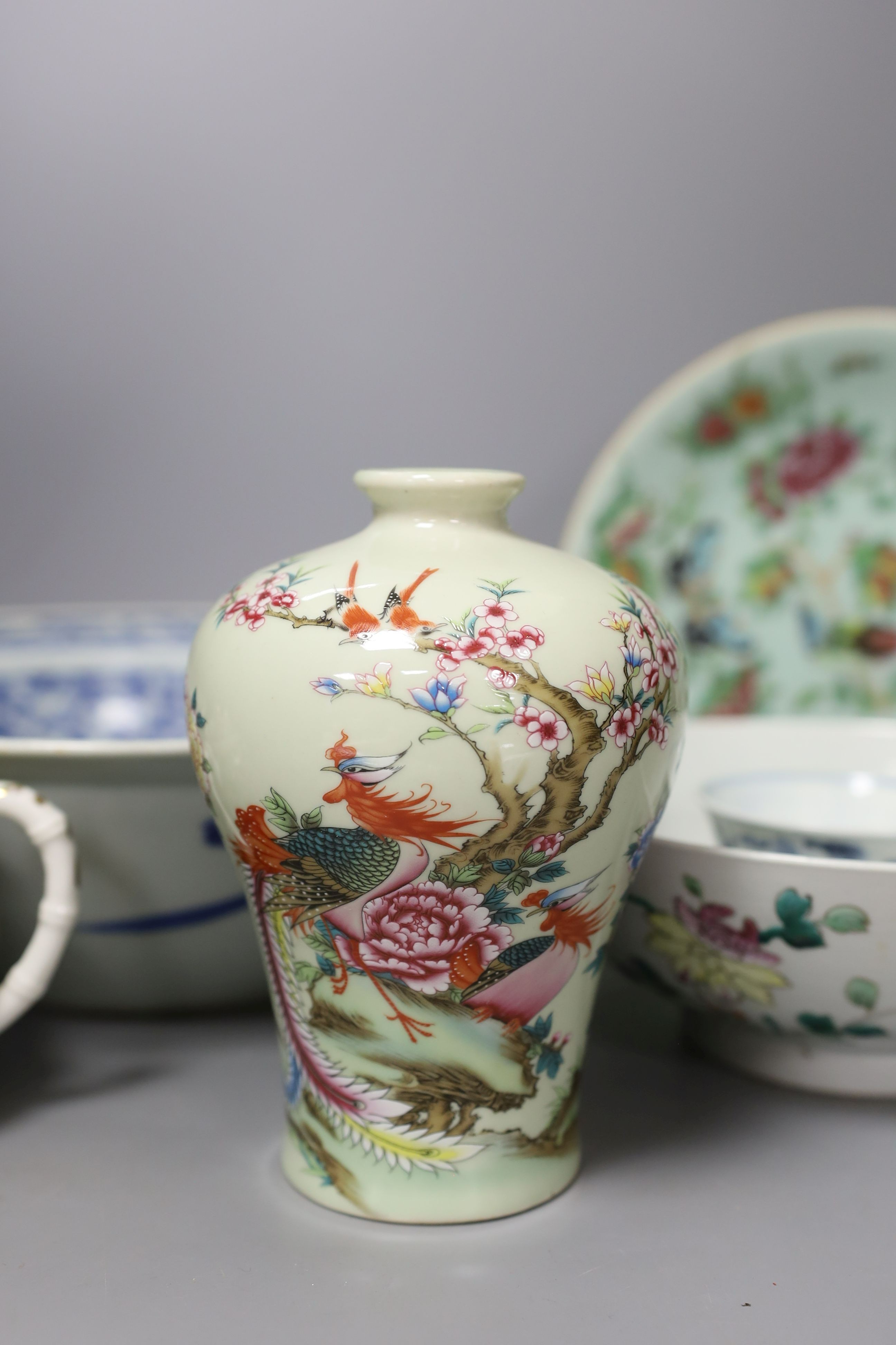 A Chinese famille rose plate and an assortment of four other Chinese ceramics and a wash basin (6)